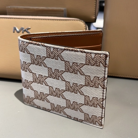 Michael Kors Men’s Women’s Cooper Logo Fabric Billfold Wallet Light Cream
Unisex - Picture 7 of 16